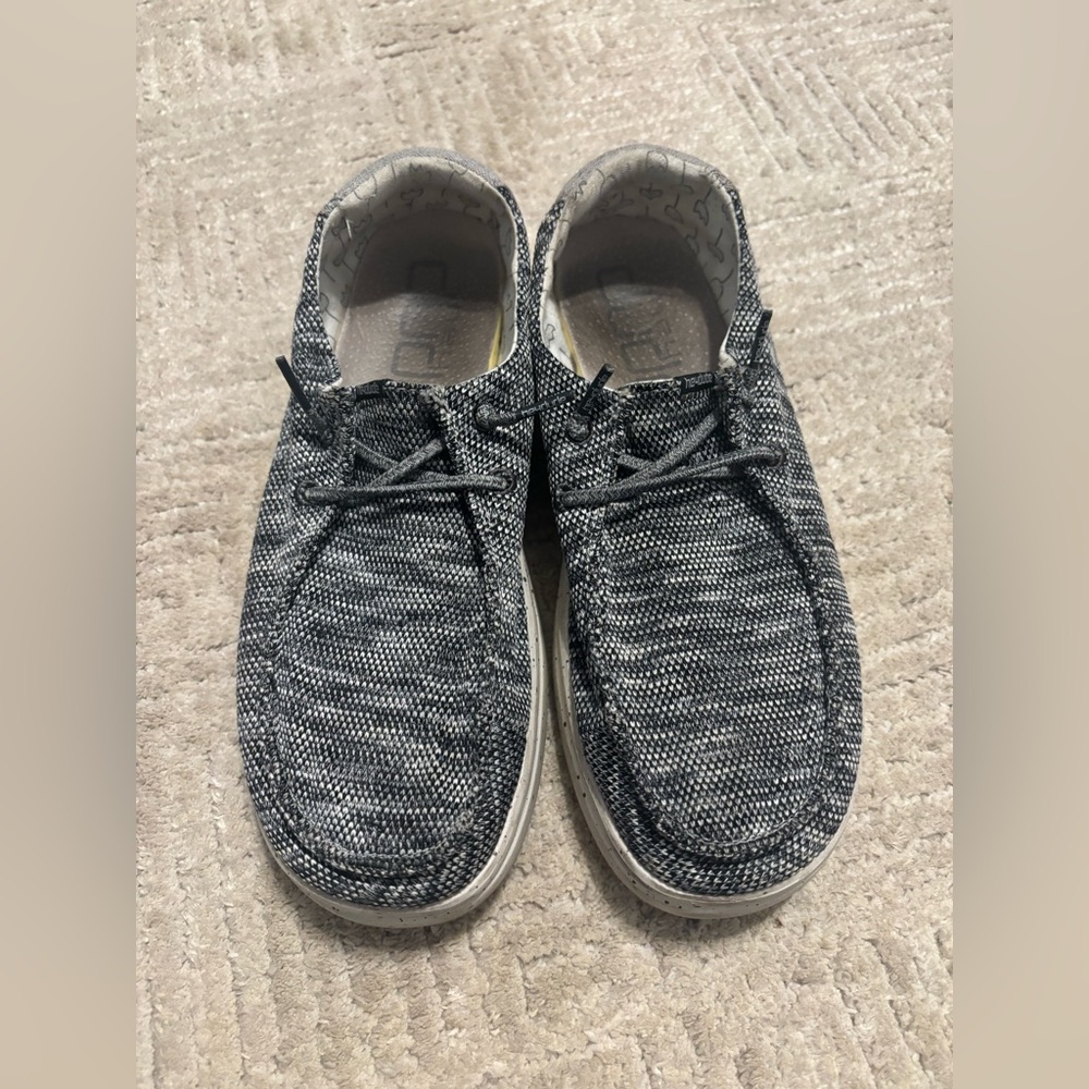 Women’s hey dude 
Size 8
Good Condition 
No tears